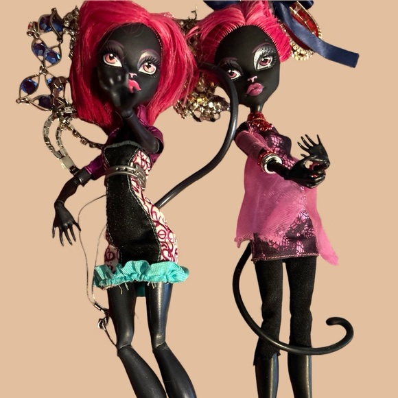 Two Monster High Catty Noir Dolls 2O13/  preloved so please see all photos - Picture 10 of 15